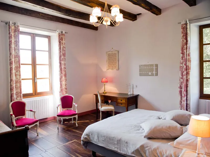 Chambre Calvignac spacieuse avec baignoire balnéo et vue sur le parc