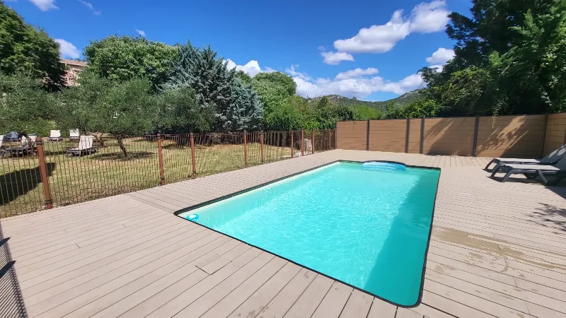 Espace piscine collective et terrain de loisirs Gite de groupe Le Mas de Roux gard Cevennes