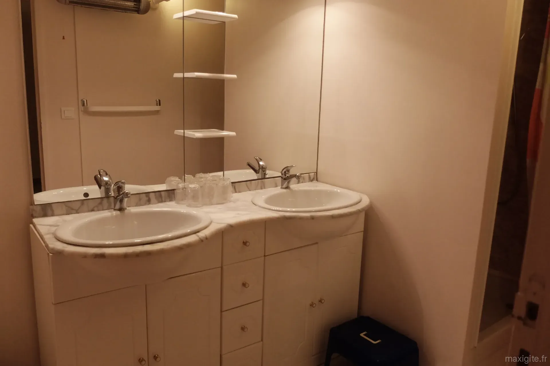 Salle de bain 1 gite de groupe Pic saint-Loup Gard Cevennes