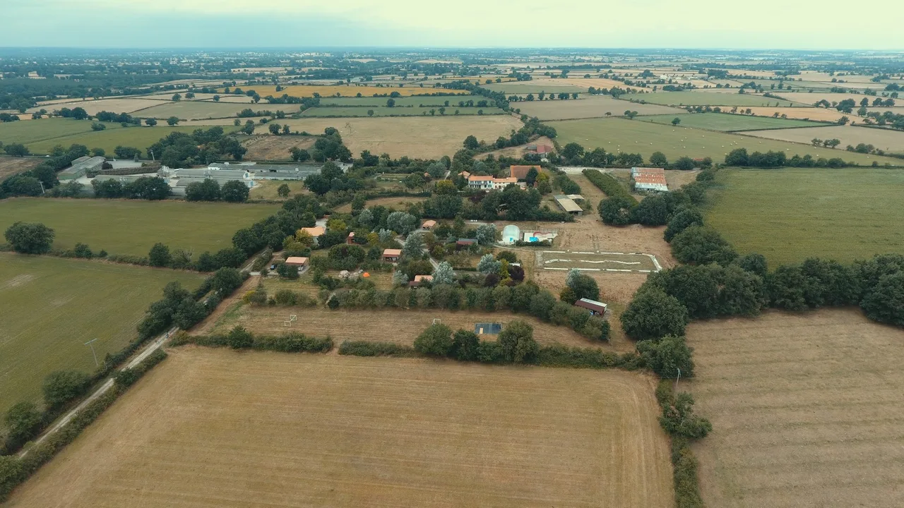Gîte de groupe Le Domaine de la Barre — Clos des Libellules à Gourgé — Photo 1 de Le Domaine de la Barre — Clos des Libellules à Gourgé, capacité 15 personnes