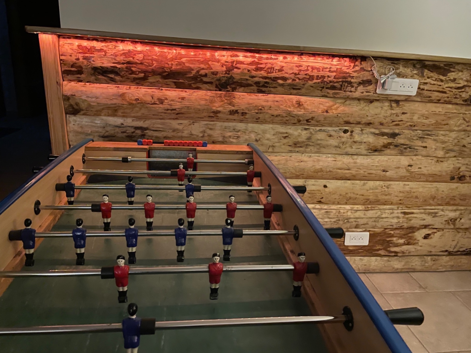 Babyfoot, fléchettes, enceinte, jeu de lumière dans notre grande salle