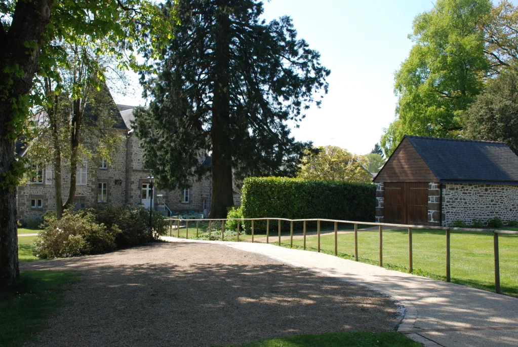 Gîte de groupe Château du Bourg à Saint-Denis-de-Gastines — Photo 1 de Château du Bourg à Saint-Denis-de-Gastines, capacité 25 personnes