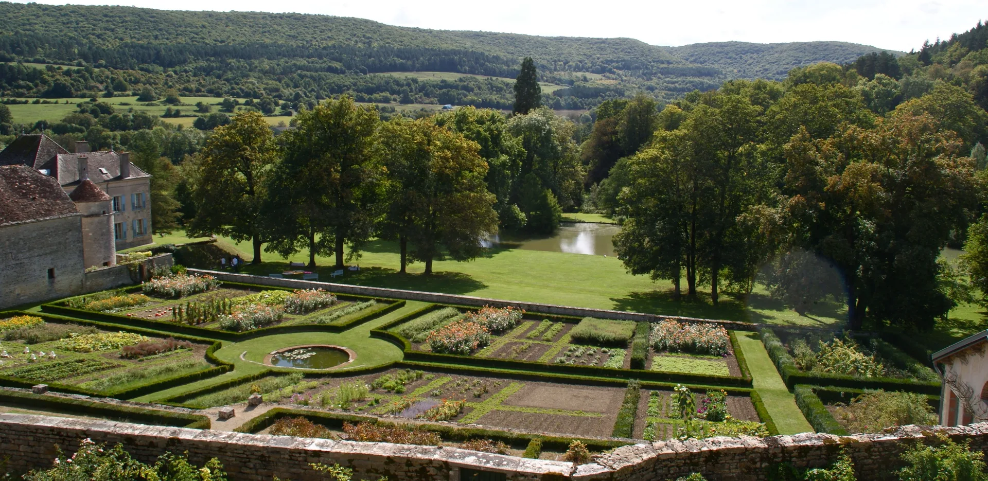 Gîte de groupe Château de Barbirey à Barbirey-sur-Ouche — Photo 1 de Château de Barbirey à Barbirey-sur-Ouche, capacité 32 personnes