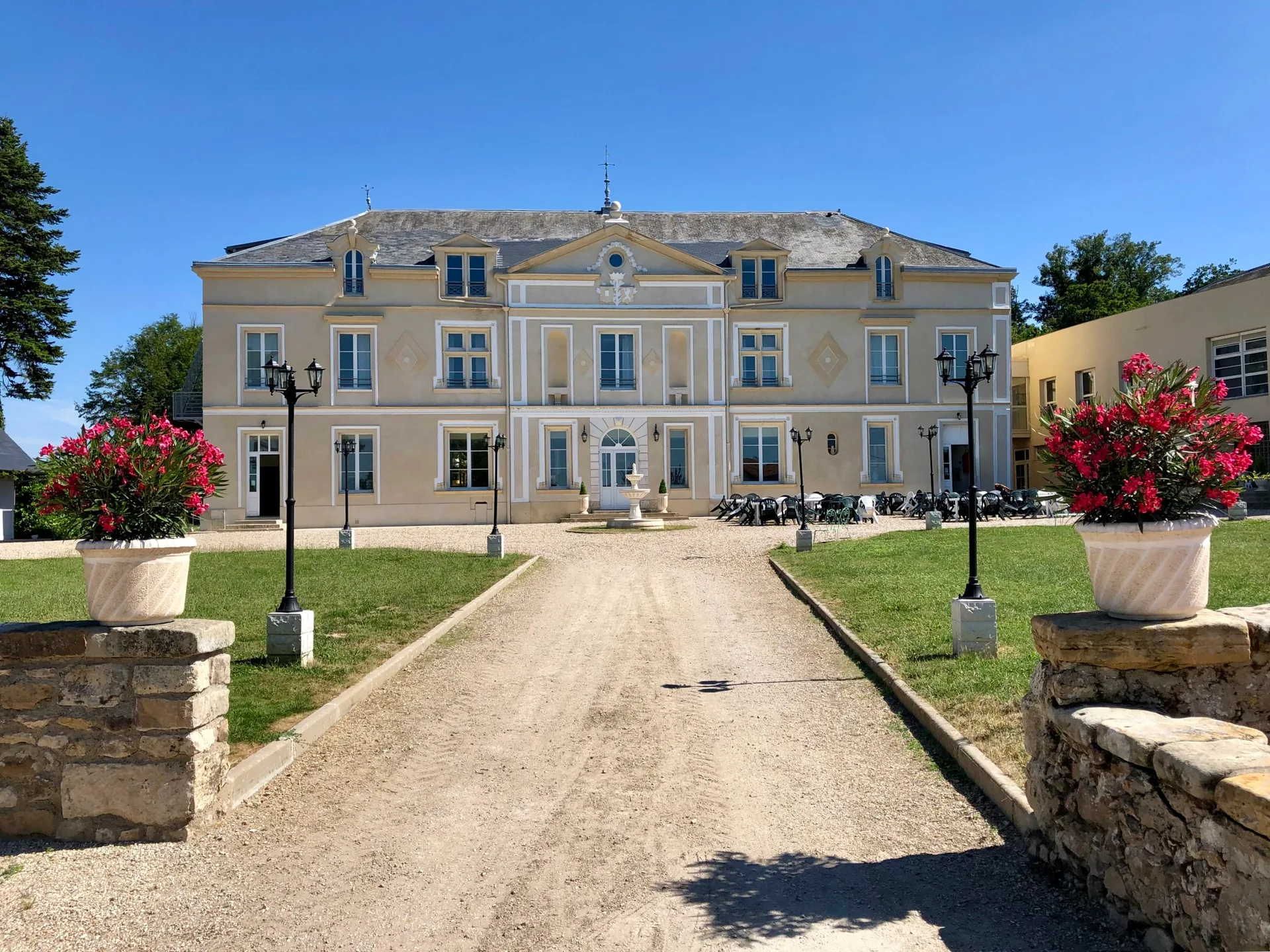 Gîte de groupe Château de Brannay à Brannay — Photo 1 de Château de Brannay à Brannay, capacité 83 personnes