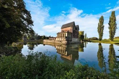 Gîte de groupe Château de Quesmy à Quesmy — Photo 1 de Château de Quesmy à Quesmy, capacité 50 personnes