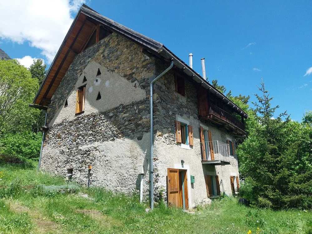 Gîte de groupe Gîte La Salamandre à Névache — Photo 1 de Gîte La Salamandre à Névache, capacité 14 personnes