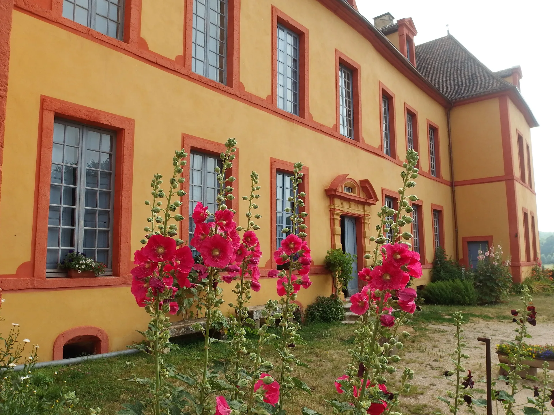 Gîte de groupe Gîte du Château de Sainte-Colombe à Sainte-Colombe-en-Auxois — Photo 1 de Gîte du Château de Sainte-Colombe à Sainte-Colombe-en-Auxois, capacité 28 personnes