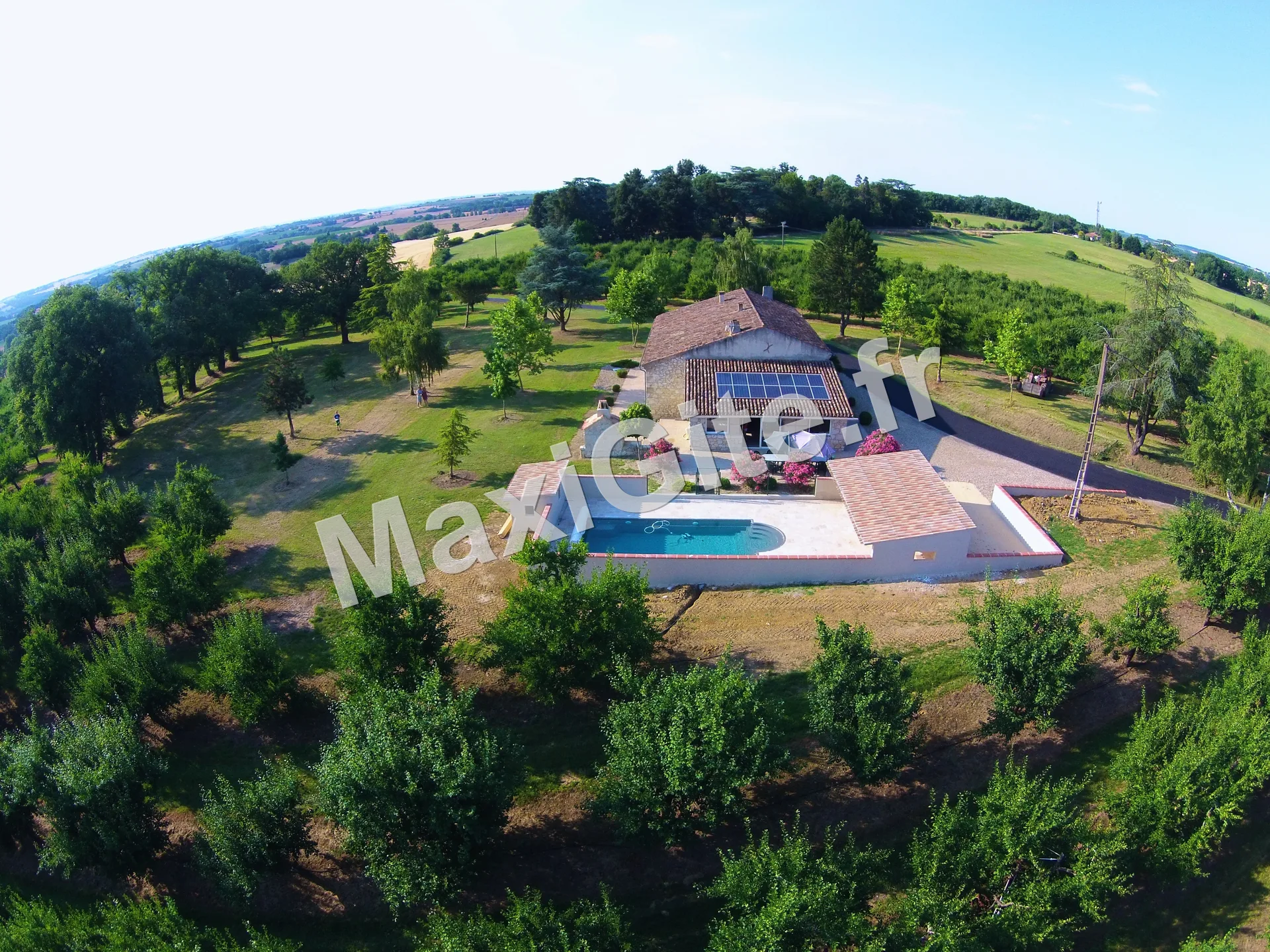 Gîte de groupe Gîte de Beausoleil à La Romieu — Photo 1 de Gîte de Beausoleil à La Romieu, capacité 37 personnes