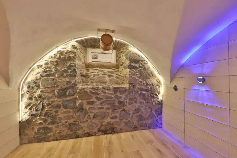 L'espace douche avec son sceau eau froide en face du sauna-La Villa des 3 Sommets – Sondernach