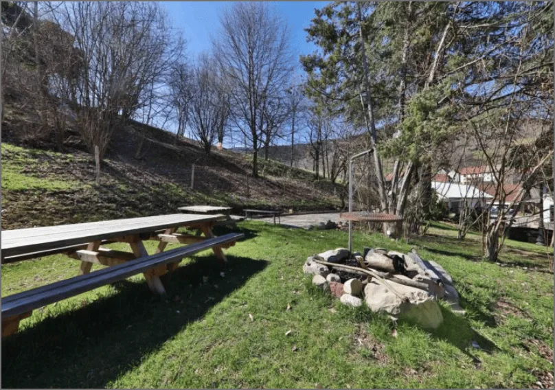 Gîte de groupe La Villa des 3 Sommets à Sondernach — L'espace grill, pétanque éclairée de La Villa des 3 Sommets à Sondernach, capacité 26 personnes