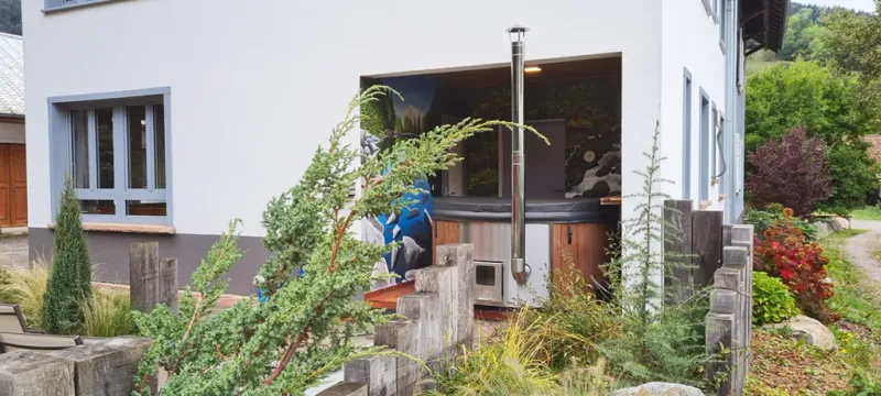 Le bain nordique sous le patio de La Villa des 3 Sommets à Sondernach