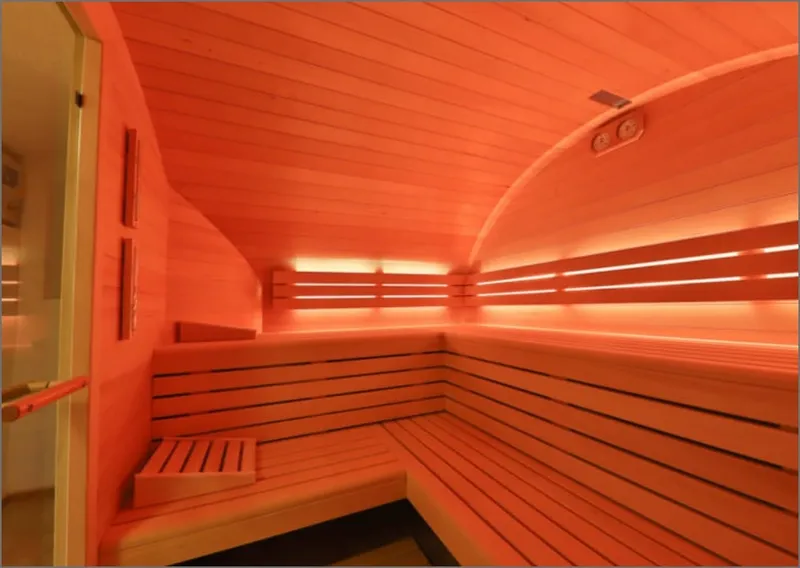 Le sauna led dans la cave qui reprend la voute de la cave--de La Villa des 3 Sommets à Sondernach